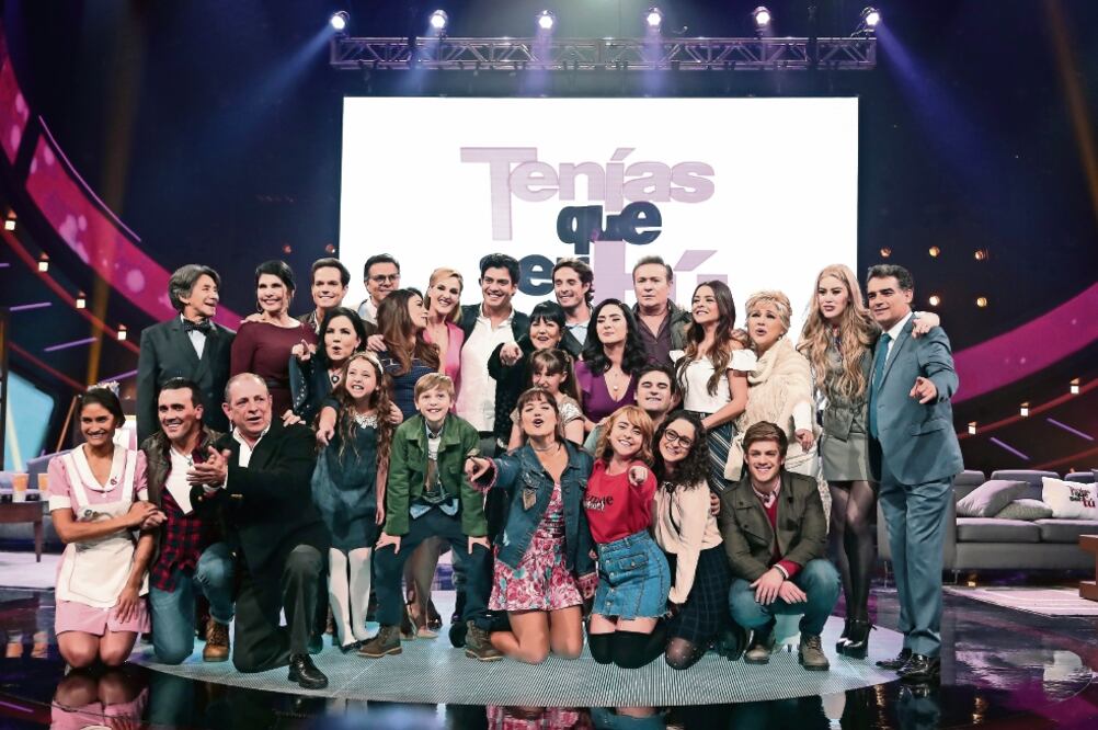 El elenco del melodrama protagonizado por Ariadne Díaz (de morado, al centro). Foto: ALEJANDRO ACOSTA. EL UNIVERSAL