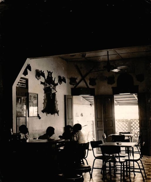 Álvaro Cepeda Samudio en local de La Cueva cuando todavía era El Vaivén. imagen del catálogo. Tomada del Catálogo de la exposición 100 años
Álvaro Cepeda Samudio. Mito, obra, fama. (MAMB).