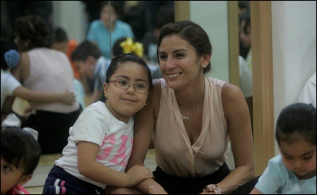 Twitter. Paola Espinosa junto a Dany, una niña que falleció en el Colegio Enrique Rébsamen