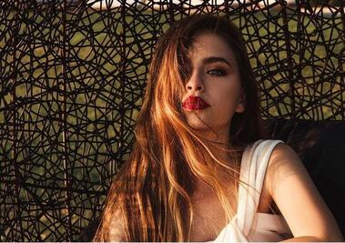 Hermana de Nodal combina vestido corto con track boots 