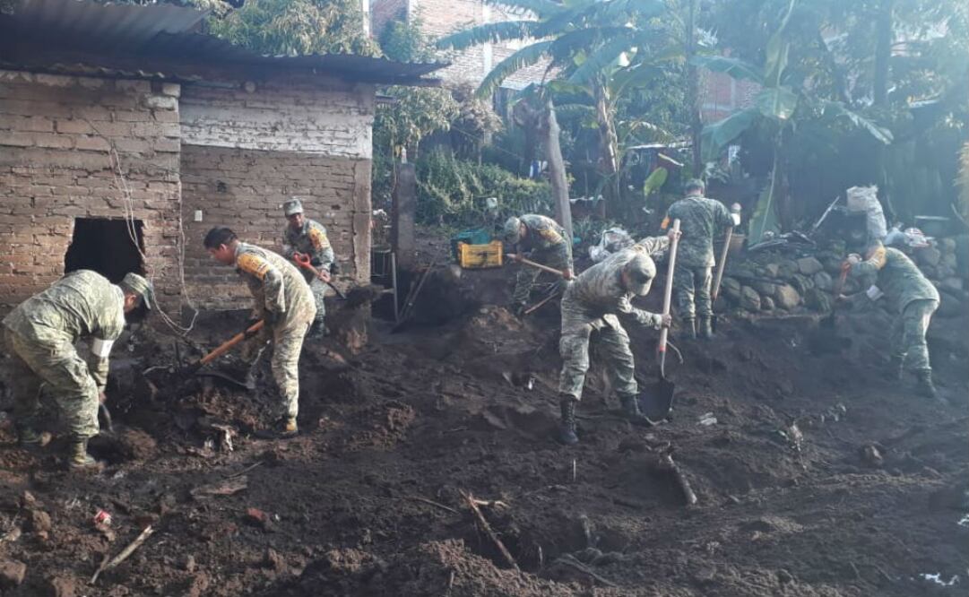 Soldados y policías rurales realiza actividades de limpieza de escombro de las calles y retiro de tierra, agua anegada, lodo y muebles dañados de los hogares que resultaron afectados, informaron las autoridades. FOTO: ESPECIAL