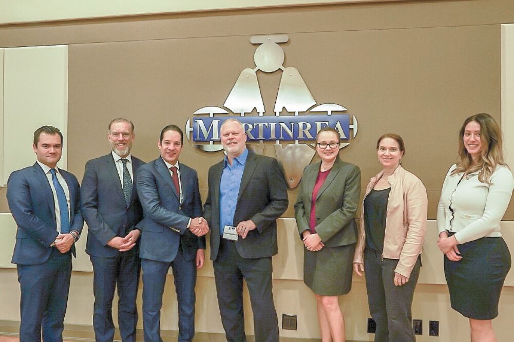 El gobernador de Querétaro, Francisco Domínguez Servién, se reunió con directivos de diversas compañías de Canadá, quienes realizan actividad empresarial en el sector automotriz en la entidad, entre ellas la firma Martinrea.