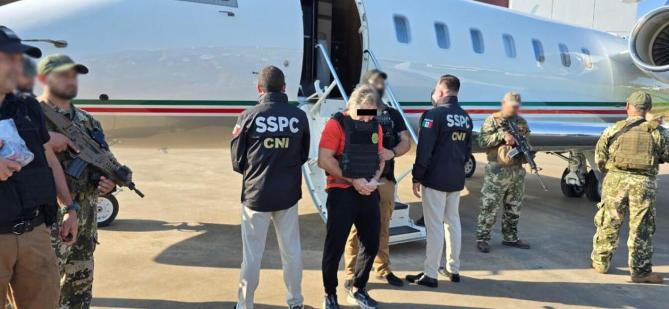 Realizan traslado desde Paraguay a México de Hernán Bermúdez, presunto líder de "La Barredora". Foto: SSPC