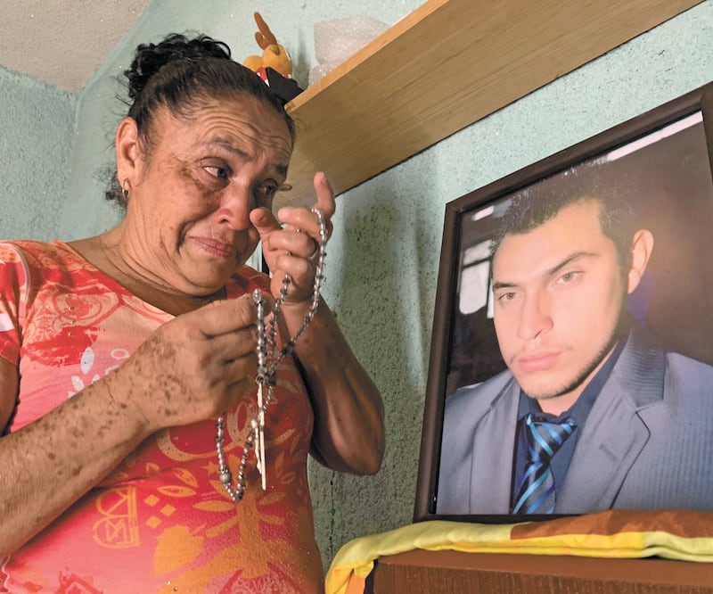 El mismo día del velorio de uno de los dos hijos de Lupe Alejandre, sujetos armados se llevaron al otro. Foto: CARLOS ARRIETA. EL UNIVERSAL