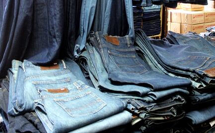 Lavar tus pantalones de mezclilla contamina con microfibras el Ártico