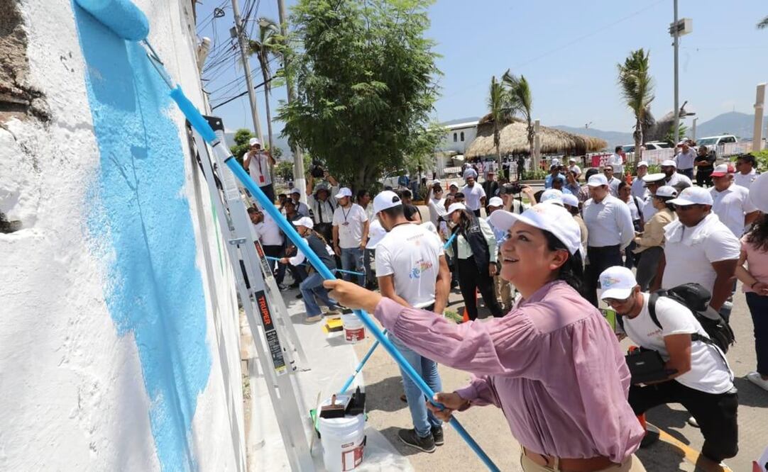 Ariadna Montiel, secretaria de Bienestar, pintó espacios públicos en Acapulco. Foto: X @A_MontielR