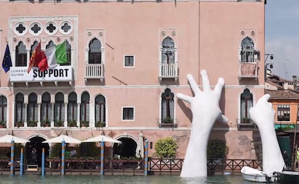 Unas manos sostienen un hotel en Venecia