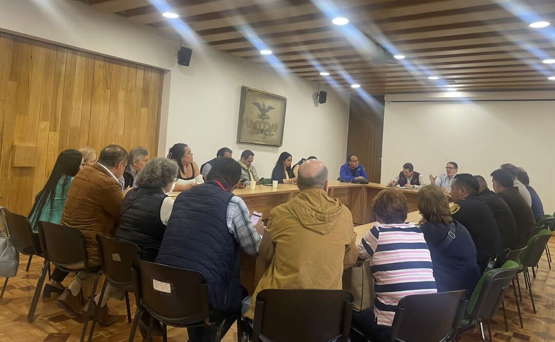 El alcalde de Benito Juárez, el subsecretario de Gobierno, vecinos y autoridades del Estadio Azul y Plaza de Toros México se reunieron para llegar a nuevos acuerdos (12/11/2024). Foto: Especial