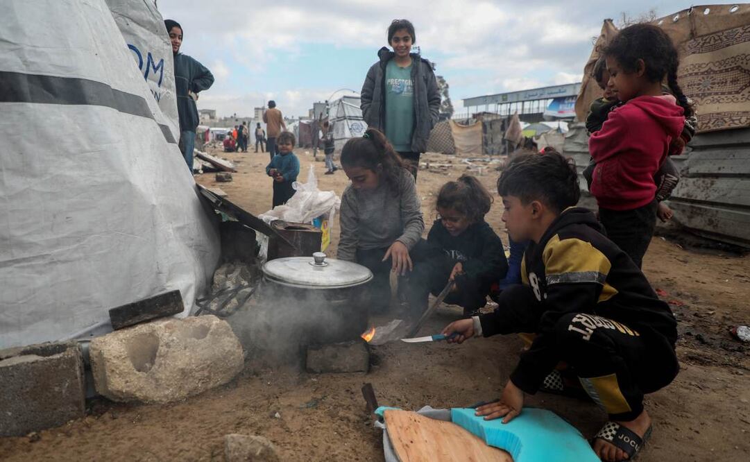 La pasada noche murieron al menos 53 palestinos, entre ellos mujeres y niños, en los nuevos ataques del Ejército israelí. Foto: Xinhua