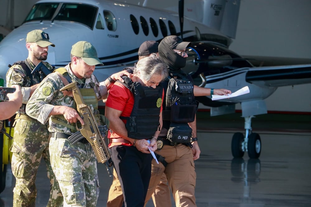 Expulsión de Hernán Bermúdez Requena, presunto líder de "La Barredora". Foto: Secretaría Nacional Antidrogas (Senad) de Paraguay