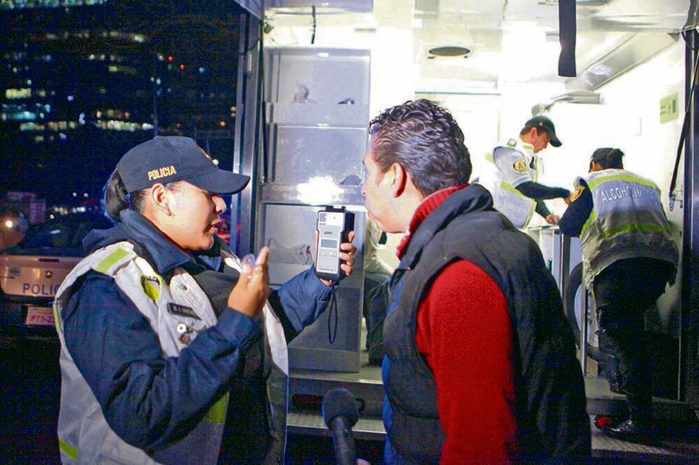 Precaución. Según la legisladora del PRD local Rebeca Peralta, el alcoholímetro tiene la aceptación de 92% de los habitantes de la Ciudad de México (ARCHIVO EL UNIVERSAL)