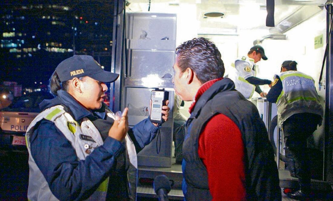 Precaución. Según la legisladora del PRD local Rebeca Peralta, el alcoholímetro tiene la aceptación de 92% de los habitantes de la Ciudad de México (ARCHIVO EL UNIVERSAL)