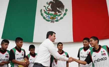 Niños triquis reciben uniformes para la Copa Barcelona
