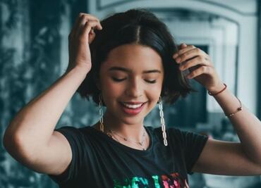 Ángela Aguilar en maxifalda y crop top, el look de playa perfecto