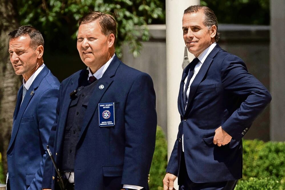 Hunter Biden (derecha), hijo del presidente estadounidense, al abandonar el edificio federal J. Caleb Boggs en Wilmington, Delaware. Foto: Ryan Collerd | AFP