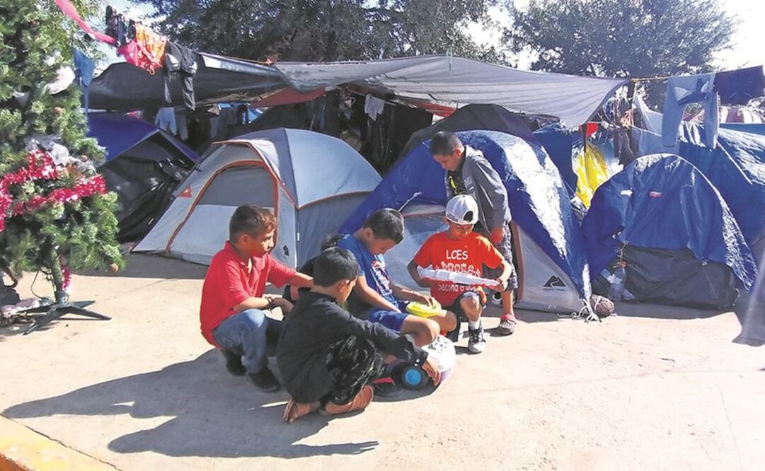 Niños que viven en el campamento migratorio instalado en la Plaza de la República, en Reynosa, sueñan con que sus trámites se aceleren y resuelvan para poder reunirse con sus familias en Estados Unidos. Foto: Sandra Tovar / EL UNIVERSAL