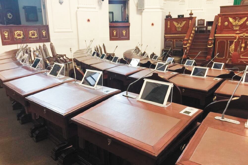 Las tabletas electrónicas fueron colocadas en una estructura metálica que impedirá que los legisladores las saquen del recinto. Foto: DIANA VILLAVICENCIO. EL UNIVERSAL