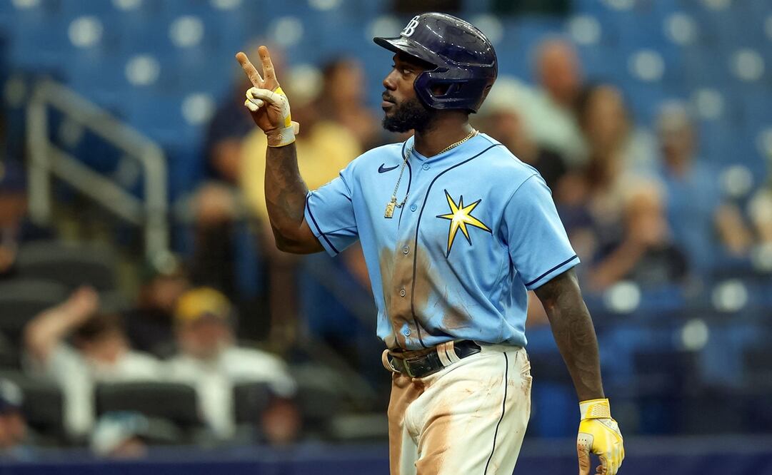 Randy Arozarena haciendo señas al público - Foto: AFP