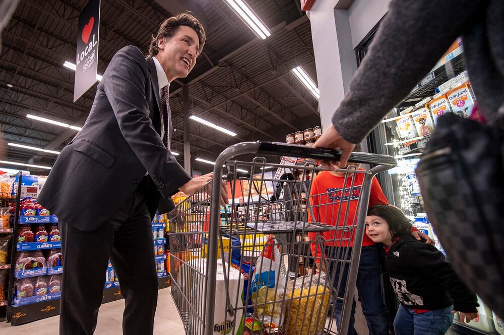 El primer ministro de Canadá, Justin Trudeau, habla con familias en una tienda de comestibles, durante un evento de medios organizado en Regina, Saskatchewan, el 13 de abril. Foto: AP