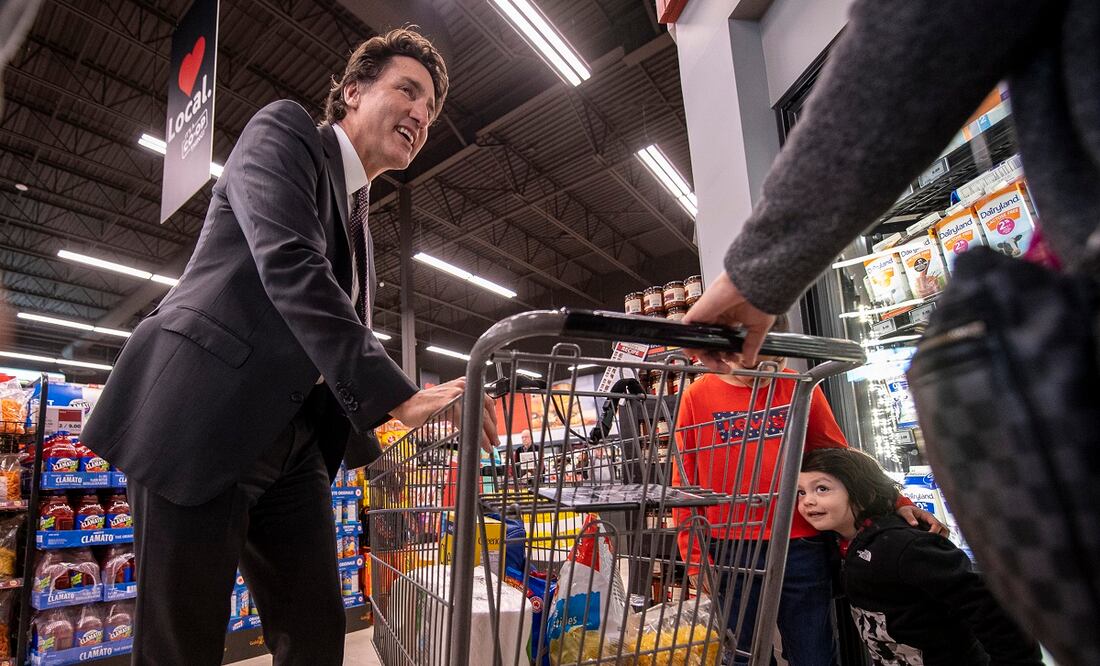 El primer ministro de Canadá, Justin Trudeau, habla con familias en una tienda de comestibles, durante un evento de medios organizado en Regina, Saskatchewan, el 13 de abril. Foto: AP