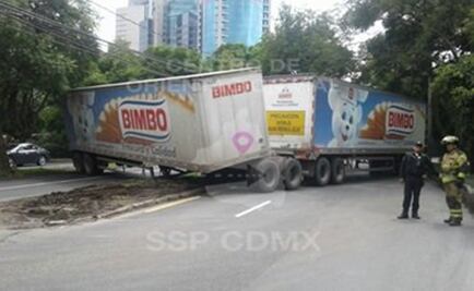 Tráiler obstruye circulación en Paseo de la Reforma