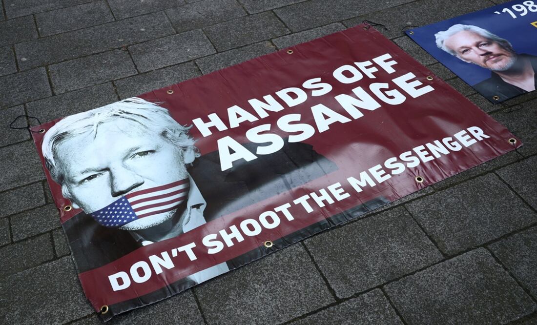 Banners in support of arrested WikiLeaks founder Julian Assange are seen on the pavement in front of Westminster Magistrates Court in London, Britain - Photo: Hannah McKay/REUTERS