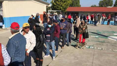 Apertura de casillas en Hidalgo inicia con largas filas y sin guardar la sana distancia 