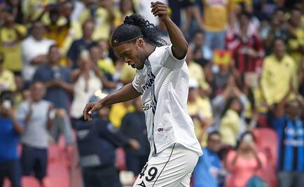 Ronaldinho felicita a Gallos por el título