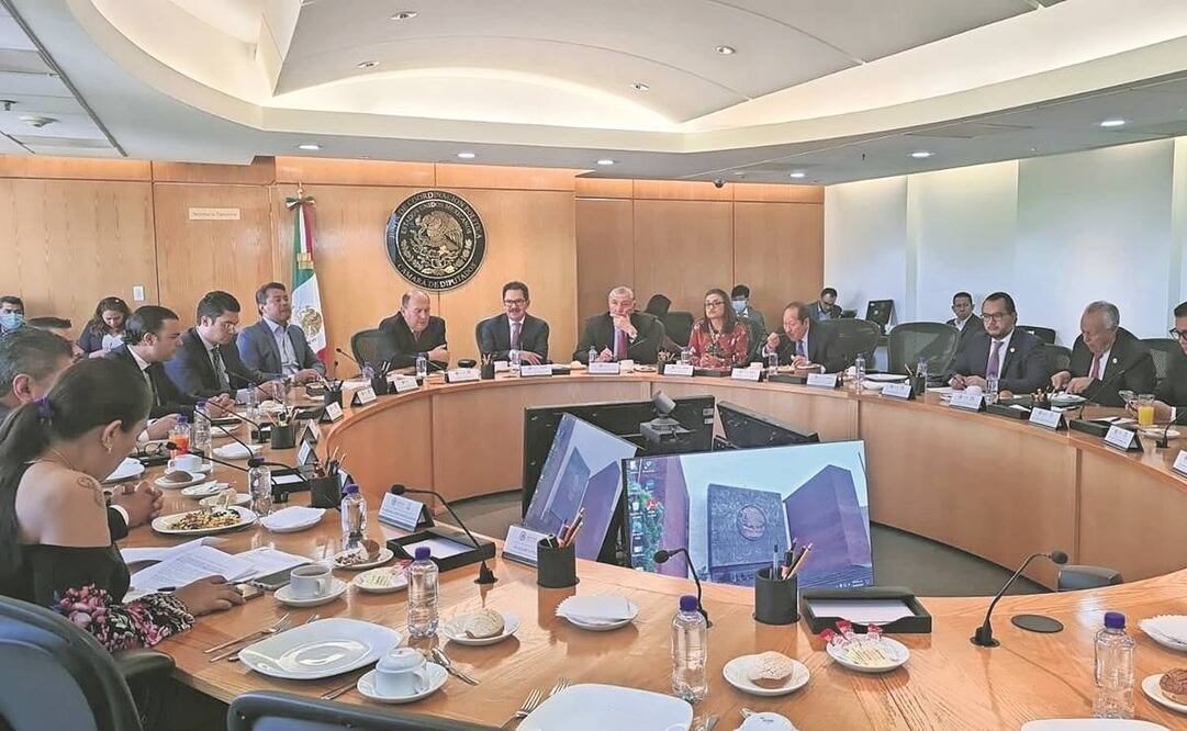 Diputados integrantes de la Jucopo, ayer durante su encuentro con el secretario de Gobernación, Adán Augusto López, en San Lázaro. Foto: Especial