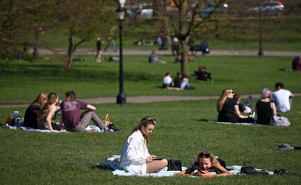 Con picnics y albercas al aire libre avanza el desconfinamiento en Inglaterra