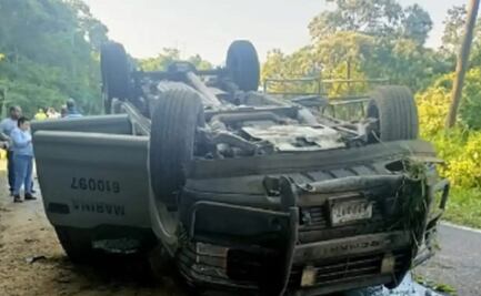 Vuelca convoy de la Marina que escoltaba a gobernadora de Colima 