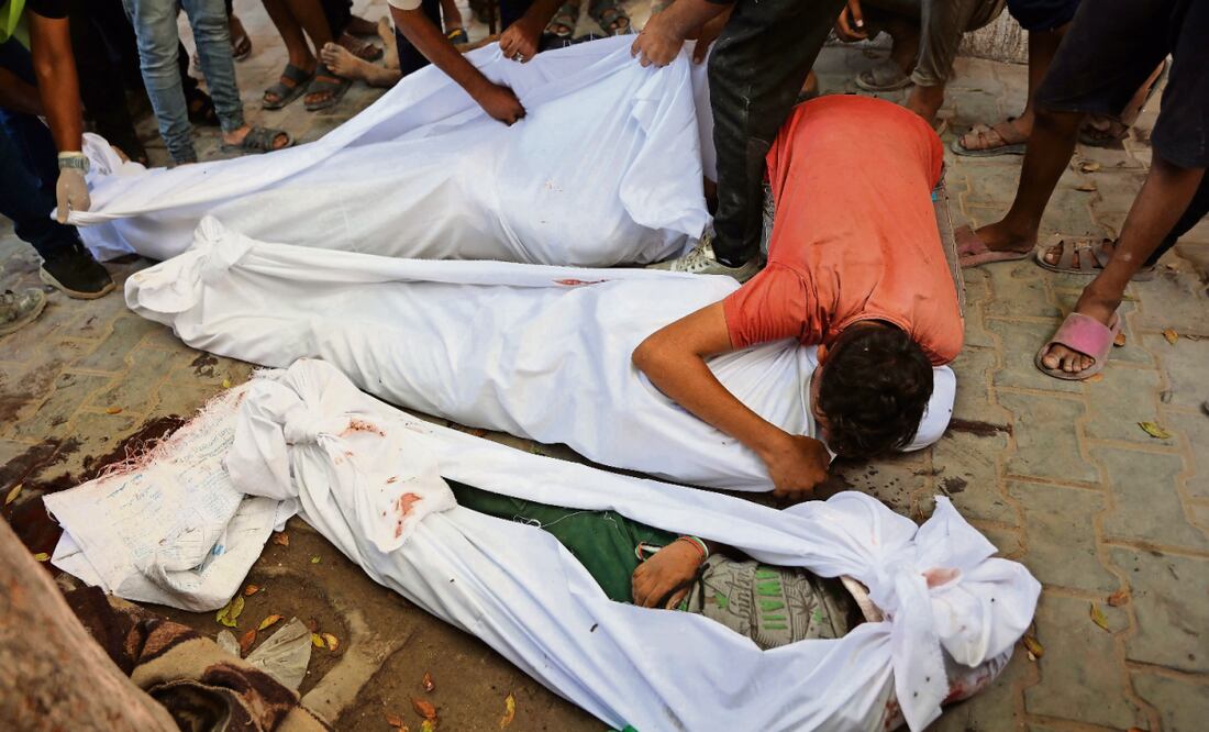 Palestinos lloran por sus familiares que murieron mientras buscaban ayuda alimenticia en el cruce de Zikim, en Gaza. Foto: Omar Al-Qatta / AFP
