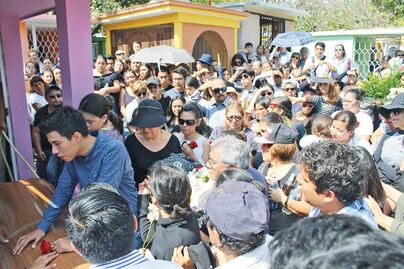 Entre llanto y clamor de justicia despiden a biólogo en Chiapas