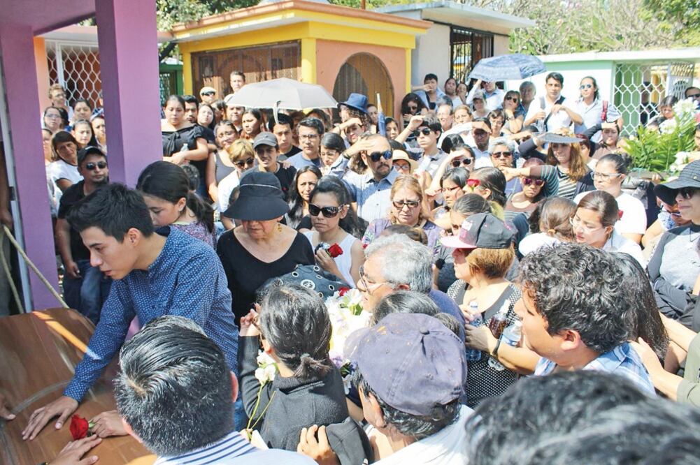 Desconsuelo. Familiares, catedráticos y amigos despidieron a Adán Gómez González en el panteón municipal; piden preservar sus aportaciones. (ALEJANDRA CHÁVEZ)