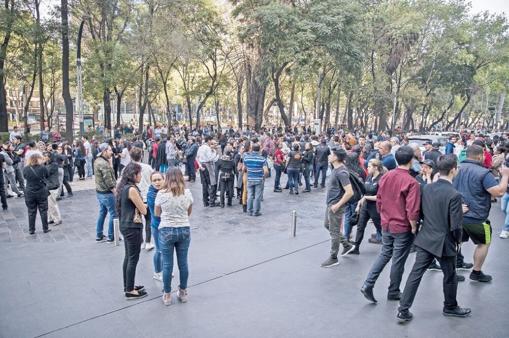 Paseantes y trabajadores que laboraron en Navidad atendieron los protocolos de seguridad en caso de sismo al activarse los altoparlantes de la Ciudad alertando un sismo, que dejó saldo blanco, según el Gobierno capitalino. (CRISTOPHER ROGEL. EL UNIVERSAL)