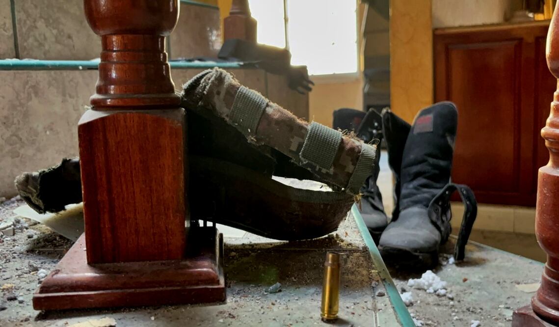 En el ataque armado a La Ruana, Michoacán, el 11 de junio de 2025, quedaron tres autos calcinados y varias viviendas con vidrios rotos y paredes perforadas. Foto: de Carlos Arrieta/EL UNIVERSAL