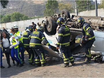 Volcadura de combi en Iztapalapa deja dos muertos y quince lesionados