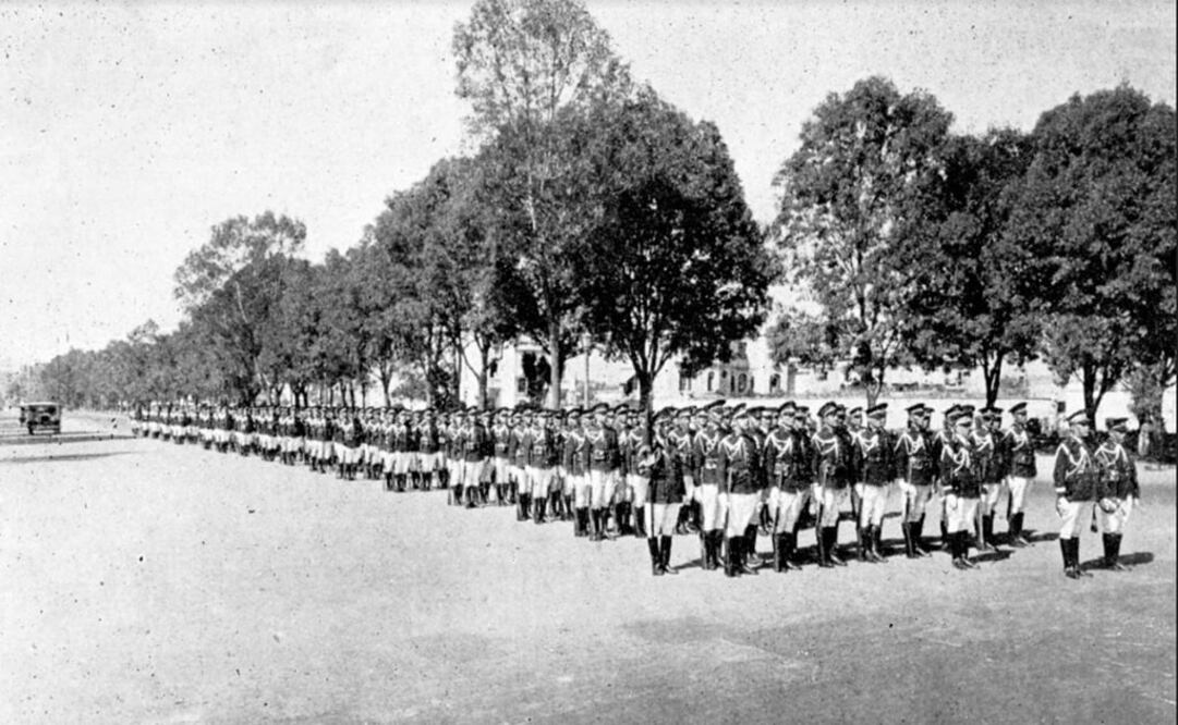 Una fotografía en la que se aprecia al Cuerpo Auxiliar de Policía, impecablemente vestido, pasando revista sobre el Paseo de la Reforma. El presupuesto anual de la Policía y Seguridad Pública era de un poco más de nueve millones de pesos. Crédito: Col. Villasana-Torres