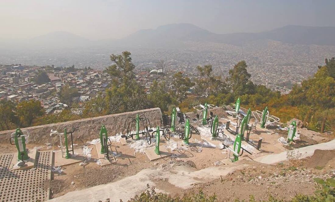 En la zona colindante con la parte alta de Cuautepec, en la alcaldía Gustavo A. Madero, se colocaron aparatos para hacer ejercicio, desde donde se observa el norte de la Ciudad de México. Foto/CARLOS MEJÍA. EL UNIVERSAL