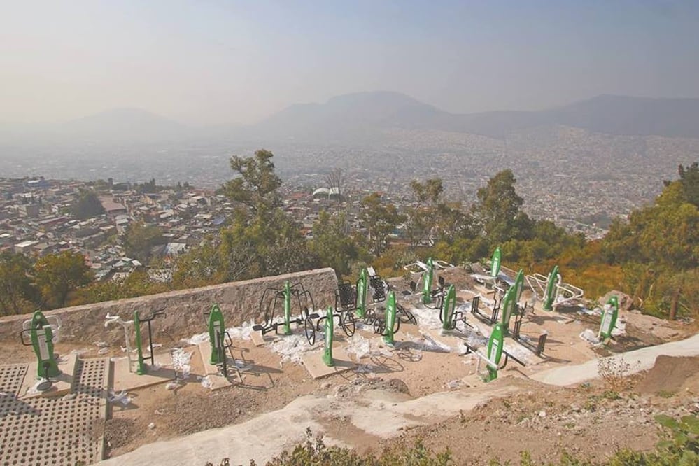 En la zona colindante con la parte alta de Cuautepec, en la alcaldía Gustavo A. Madero, se colocaron aparatos para hacer ejercicio, desde donde se observa el norte de la Ciudad de México. Foto/CARLOS MEJÍA. EL UNIVERSAL