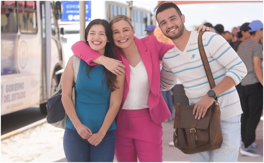 Maru Campos estrena 20 nuevos autobuses para estudiantes y personal de la Universidad Autónoma de Ciudad Juárez. Foto: Especial