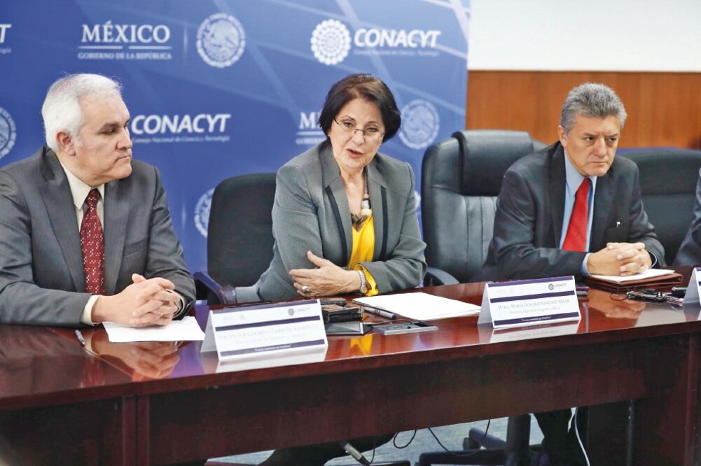 Los directores Víctor Carreón, adjunto de Planeación y Evaluación del Conacyt; María Dolores Sánchez, adjunta de Posgrado y Becas, y Pablo Rojo, de Becas, anunciaron el esquema para 2017. (YADÍN XOLALPA. EL UNIVERSAL)