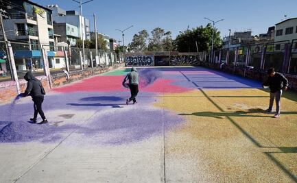 De colores, con escobas y bajo el sol, así secan el confeti en Edomex
