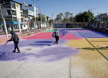 De colores, con escobas y bajo el sol, así secan el confeti en Edomex