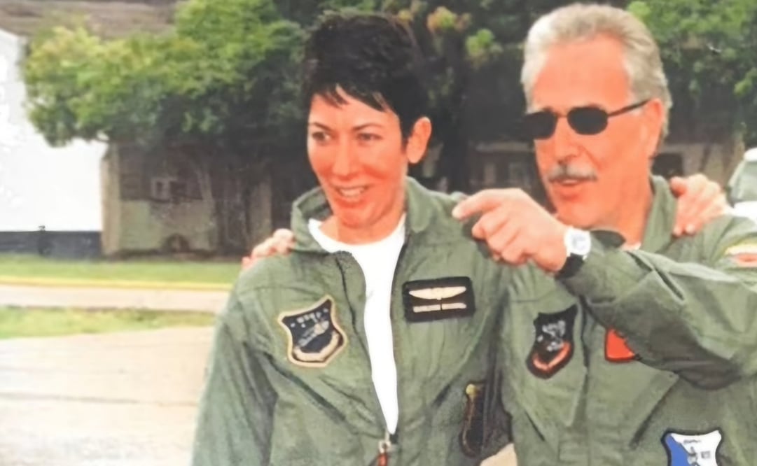 Ghislaine Maxwell y Andrés Pastrana con uniformes de la Fuerza Aérea Colombiana en una fotografía difundida por medios locales. Foto: @humbertocelli.