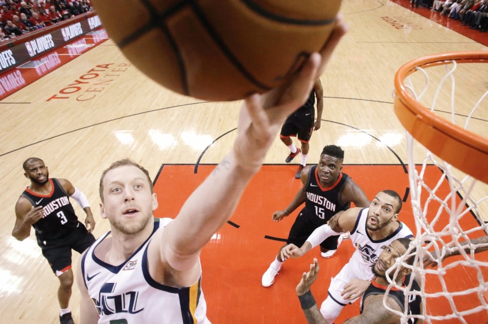 Joe Ingles fue el mejor encestador de los de Utah, al aportar 27 unidades en 35 minutos, un récord personal (ERIC CHRISTIAN SMITH. AP)