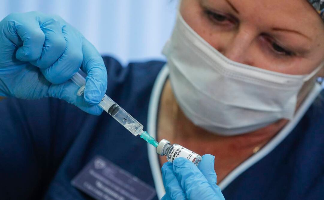 Rusia confía en la eficacia de la primera vacuna en el mundo contra el coronavirus, llamada Sputnik-V (Foto: EFE)