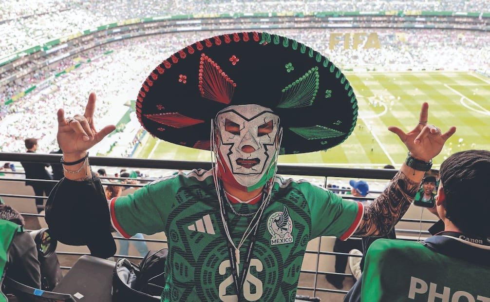 Los asistentes mexicanos portaron las típicas máscaras de luchadores y el sombrero de charro. Foto: Diego Simón/ EL UNIVERSAL