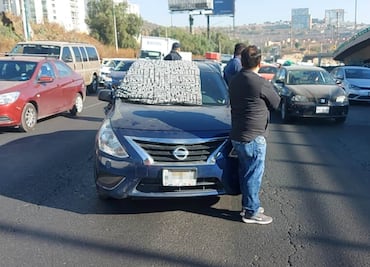 Balean auto en la México-Querétaro; hay un muerto y un herido