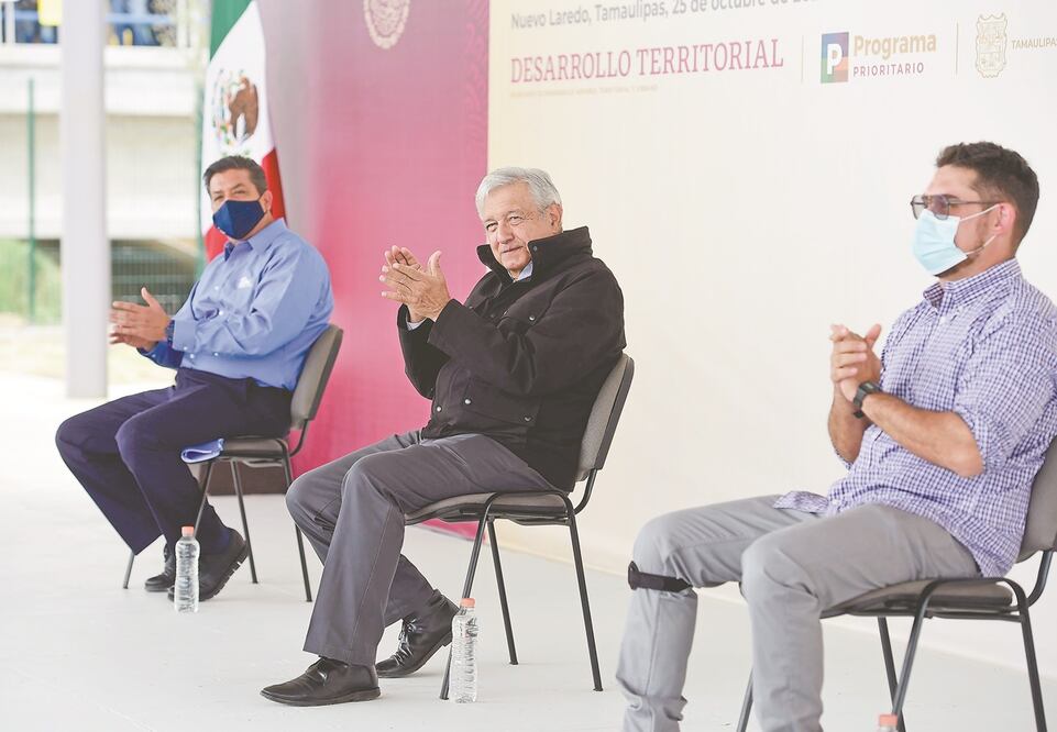 Acompañado por el gobernador de Tamaulipas, Javier García Cabeza de Vaca, el presidente Andrés Manuel López Obrador visitó una unidad deportiva en el estado. Foto: PRESIDENCIA